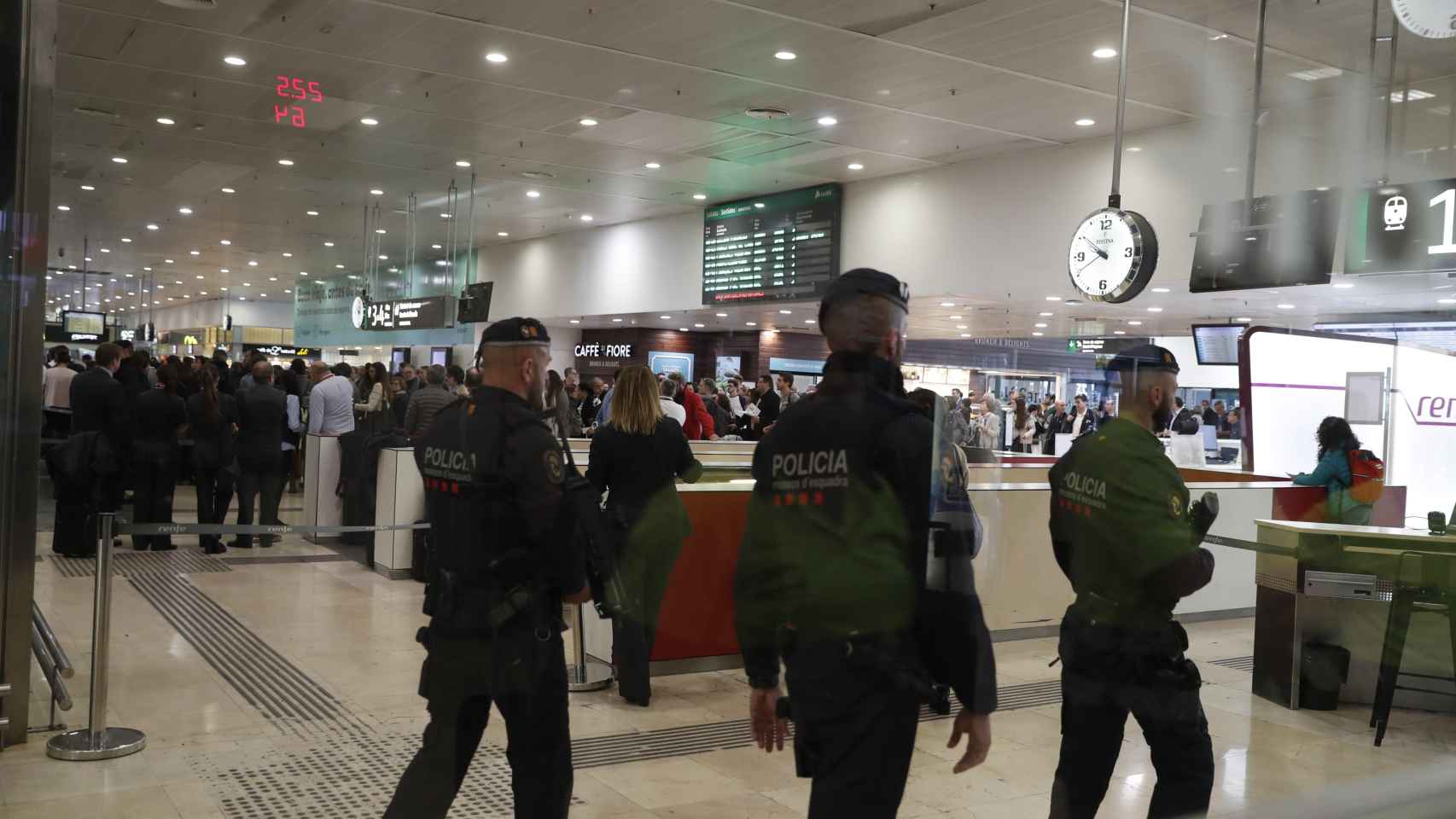 Agentes de los Tedax de los Mossos d'Esquadra en la estación de Sants / EFE/ TONI ALBIR