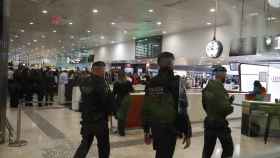 Agentes de los Tedax de los Mossos d'Esquadra en la estación de Sants / EFE/ TONI ALBIR