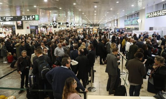 La falsa alarma ha provocado largas colas en la estación de Sants / EFE/TONI ALBIR