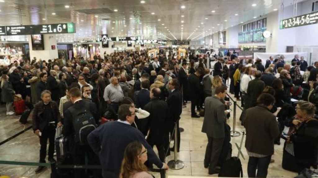 Pasajeros en la Estación de Sants tras una falsa amenaza de bomba