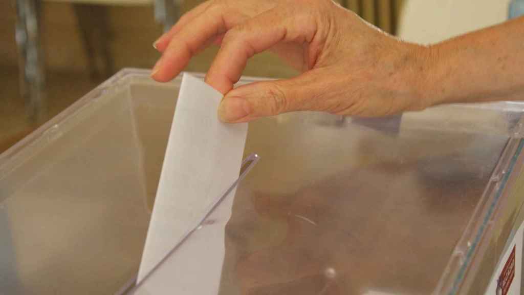 Una persona coloca su voto en una urna