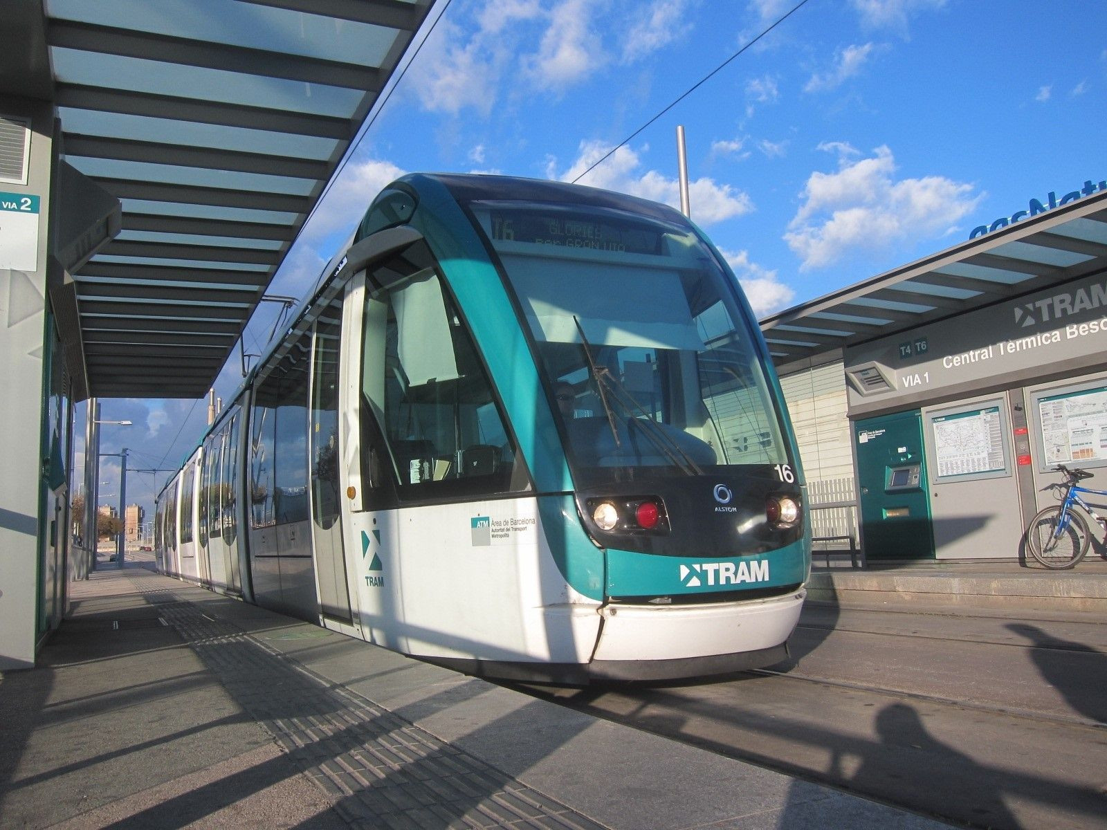 El tram en una parada de la Diagonal, imagen de archivo / EUROPA PRESS