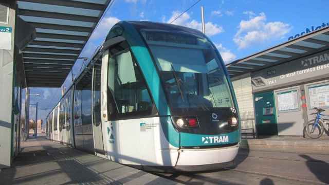 El tram en una parada de la Diagonal, imagen de archivo / EUROPA PRESS