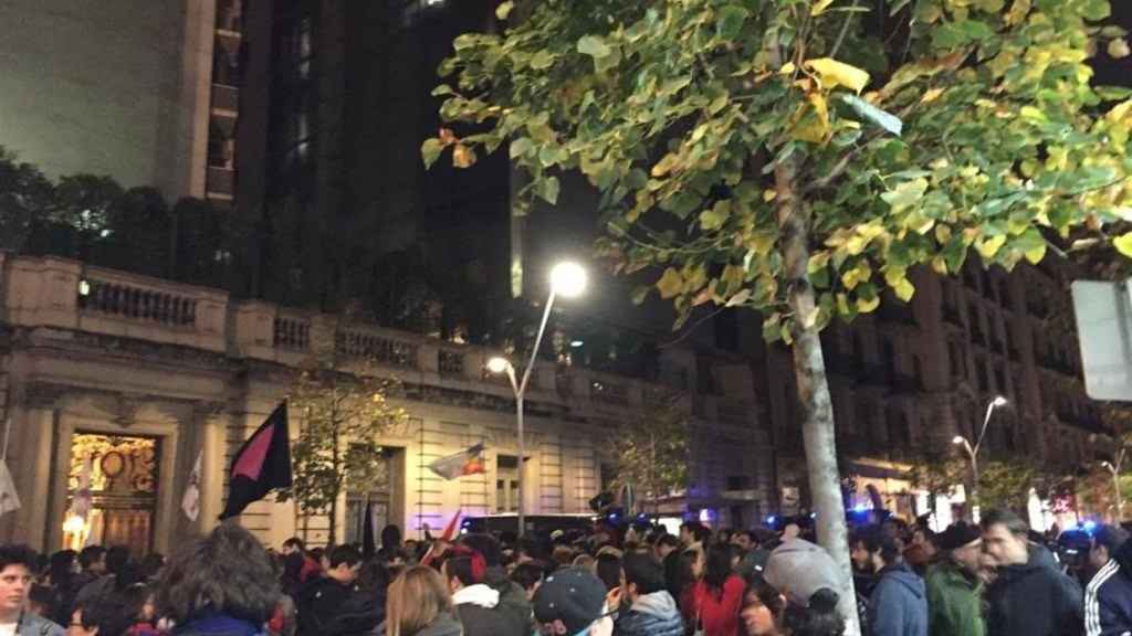 Unas 200 personas se han concentrado contra el acto de Hazte Oir / ARRAN