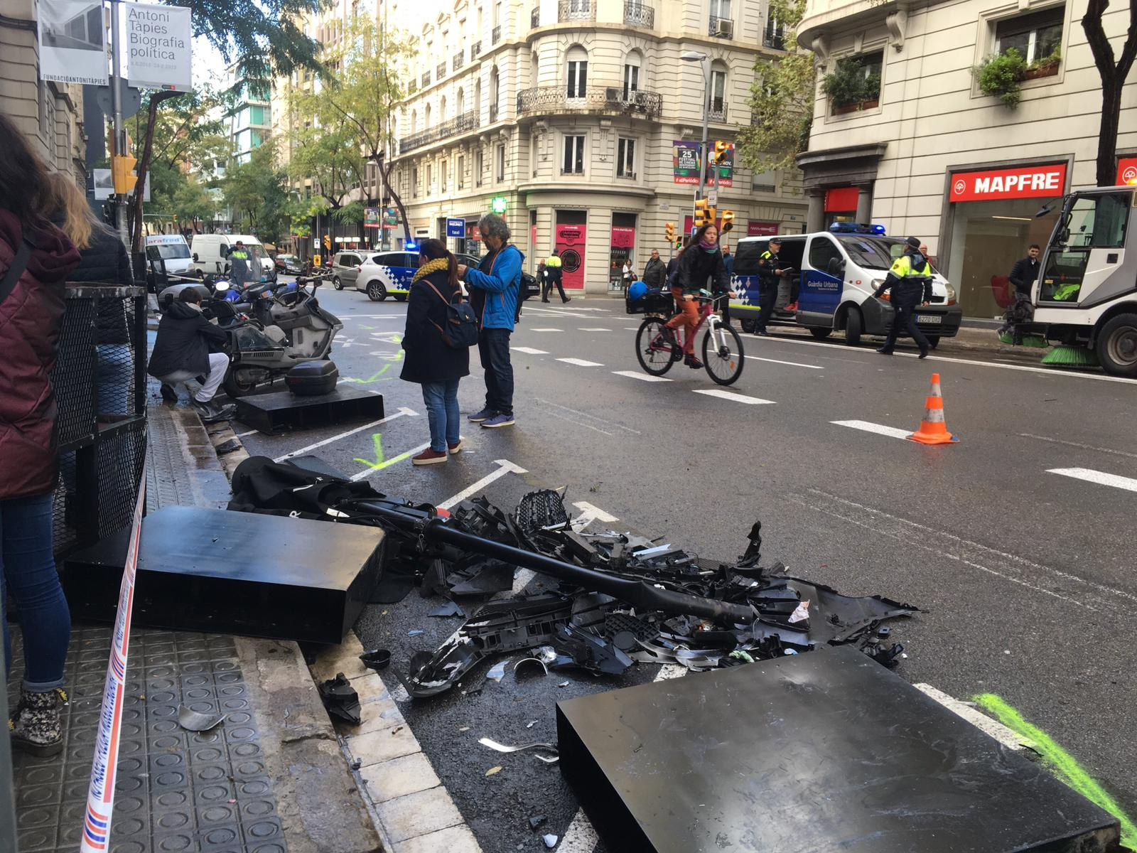 El accidente ha creado grandes desperfectos en mobiliario urbano y motocicletas / PAULA MIRKIN