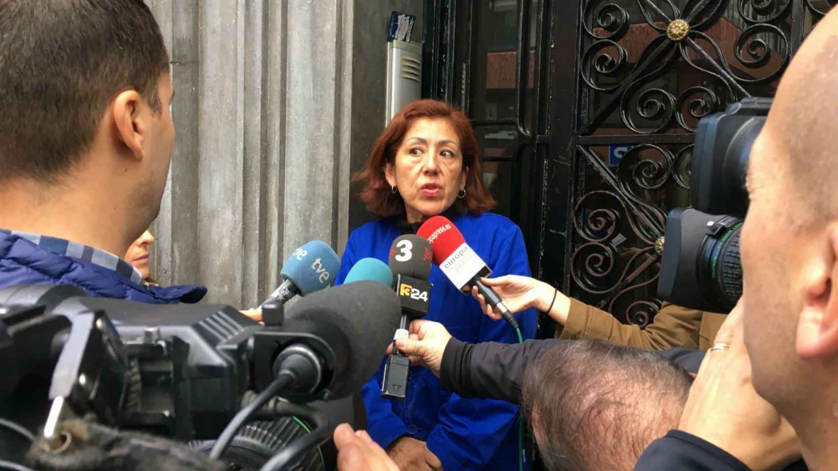 Madeleine Maguiña, testigo del accidente, explicando lo ocurrido en la puerta de su edificio / MIKI