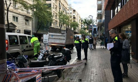 Guardia Urbana y testigos, levantando acta del accidente / MIKI