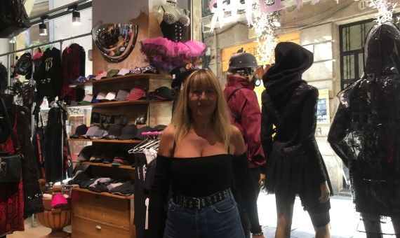 Lola, propietaria de una tienda de ropa en el Raval