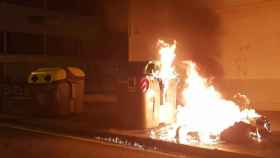 Momento en que se incendia uno de los contenedores / @barcelona_GUB