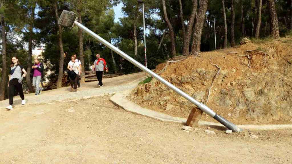 Curiosa manera de intentar evitar que la farola acabe en el suelo / HUGO FERNÁNDEZ