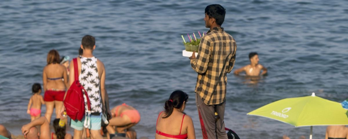 Un vendedor de mojitos en la playa de la Barceloneta / HUGO FERNÁNDEZ