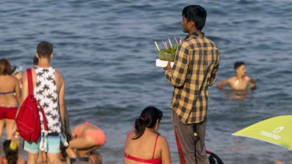 Un vendedor de mojitos en la playa de la Barceloneta / HUGO FERNÁNDEZ