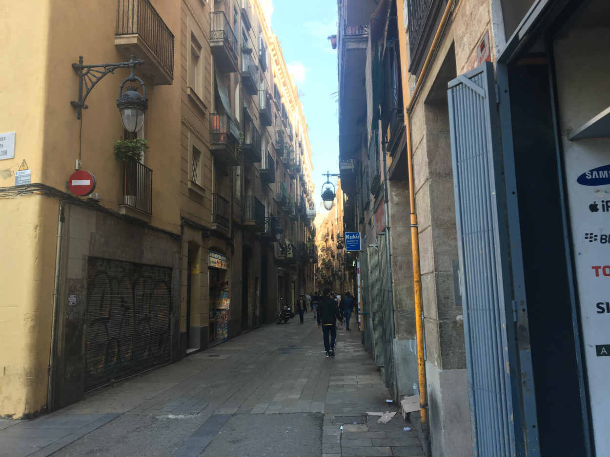 Las calles del Raval acumulan problemas para los vecinos / CR