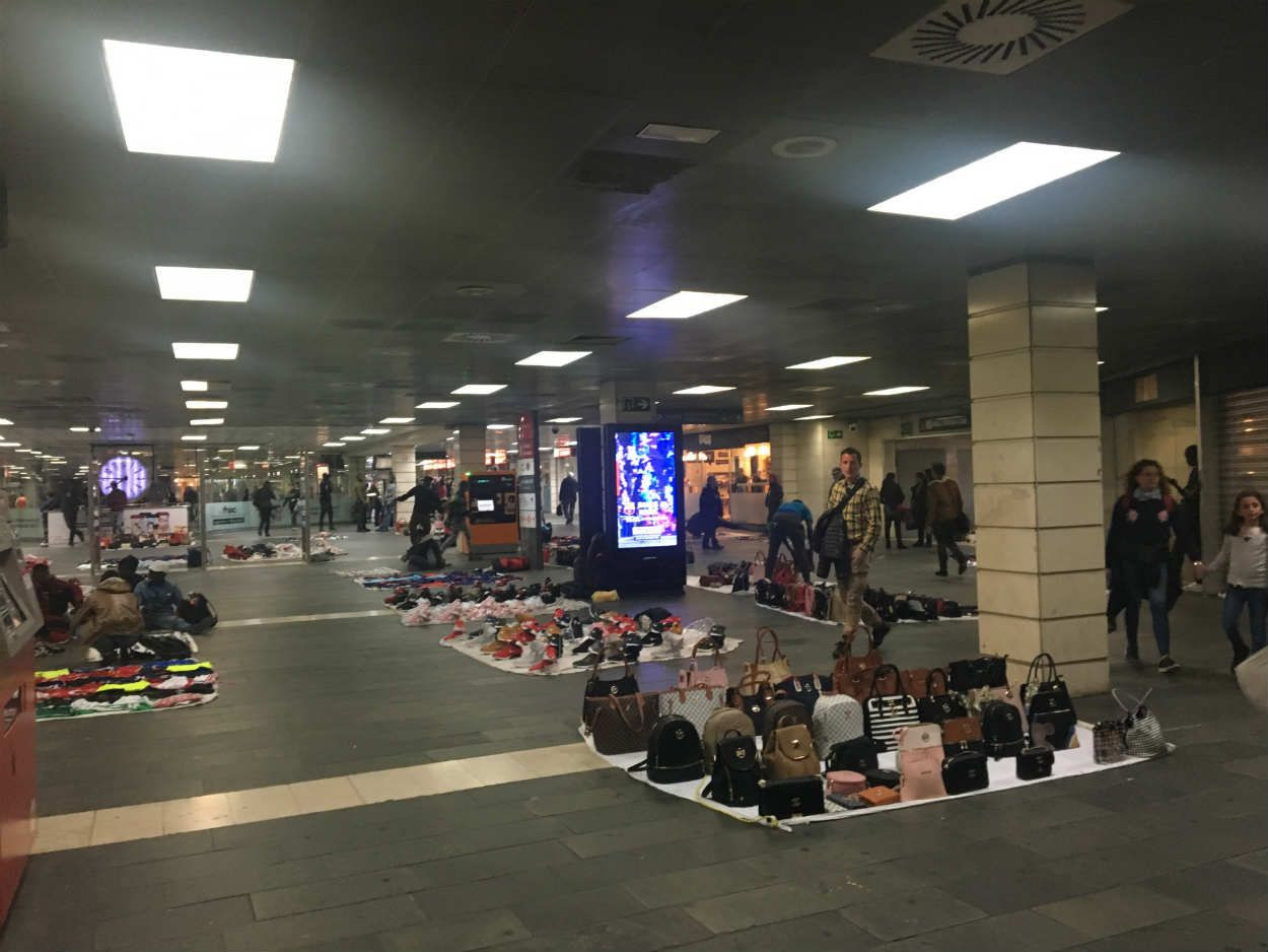 Los manteros siguen llenando el interior de Plaza Catalunya