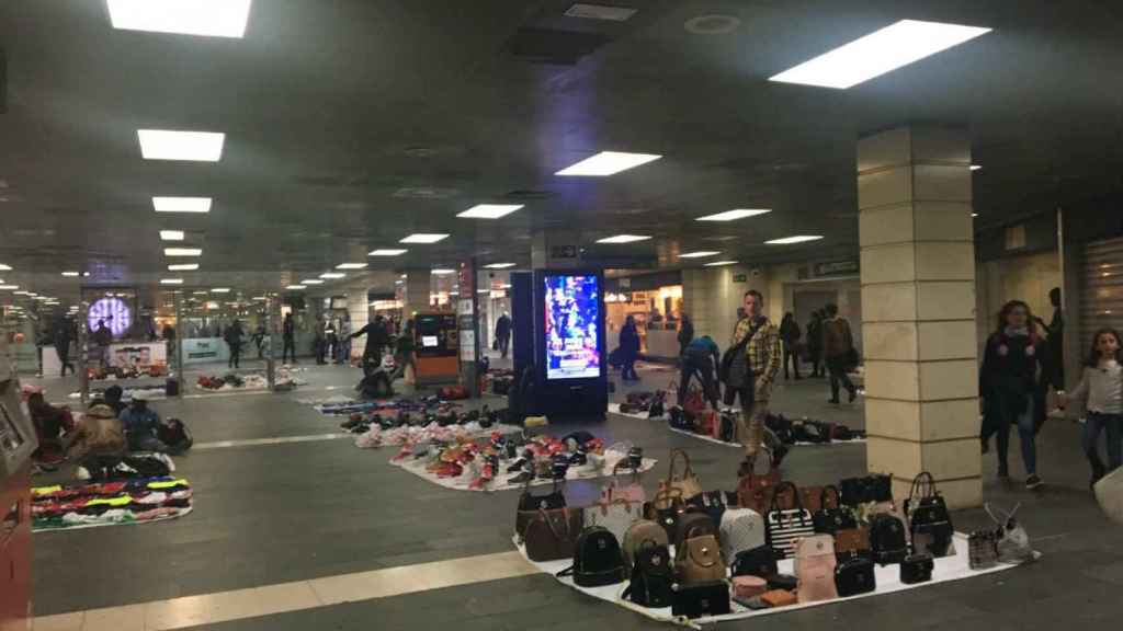 Manteros en la estación de Renfe de Plaza Catalunya / Archivo