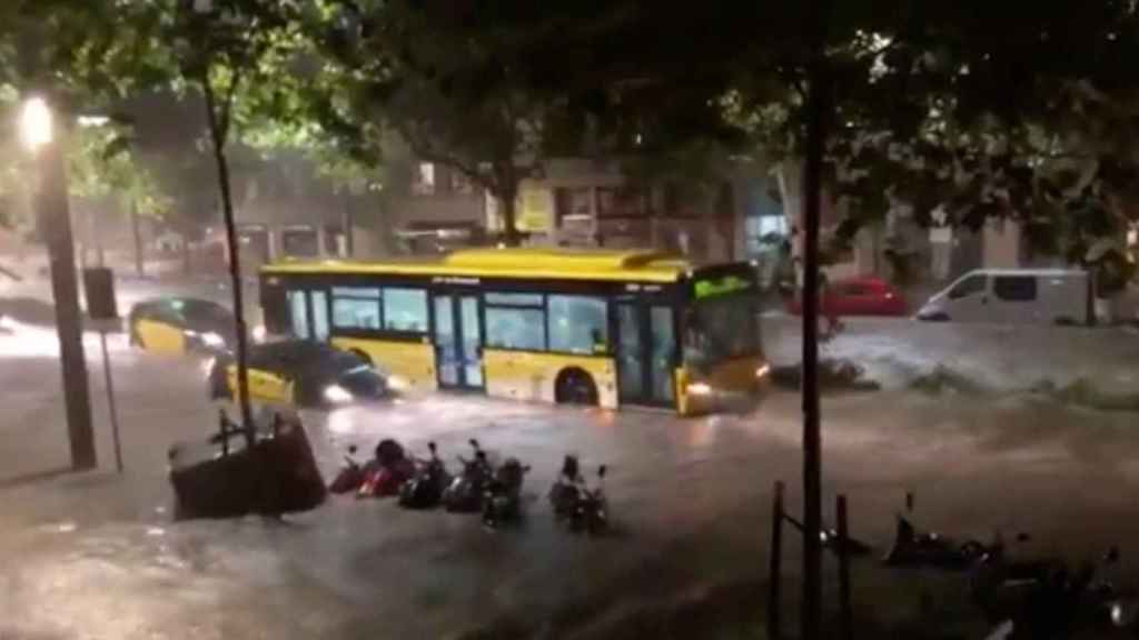 Una imagen de archivo de inundaciones por lluvias torrenciales en Barcelona / ARCHIVO