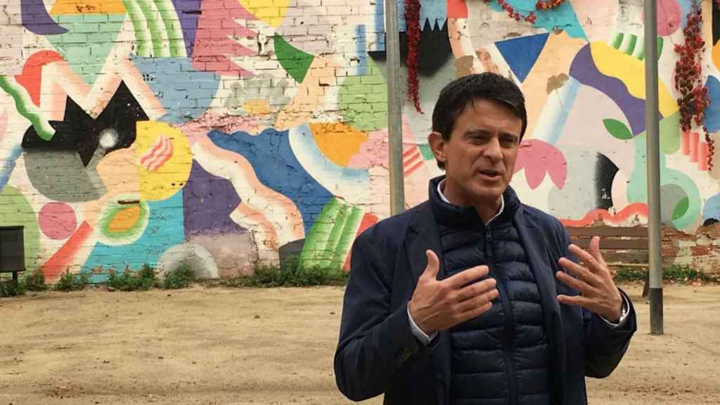 Manuel Valls, en 'El Ranxo de El Carmel', durante una visita privada al barrio / MIKI