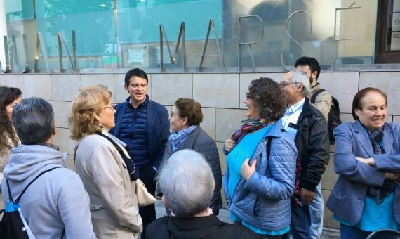 Valls, charlando con unas señoras en la Biblioteca Juan Marsé / MIKI