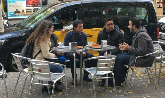 Valls, compartiendo desayuno en la emblemática churrería Terrón / MIKI