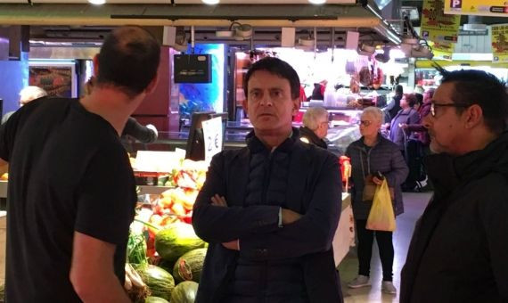 Manuel Valls, durante una reciente visita al mercado del Carmel / MIKI