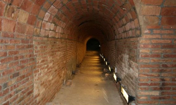 El túnel visto desde la sala principal del refugio / Inma Santos