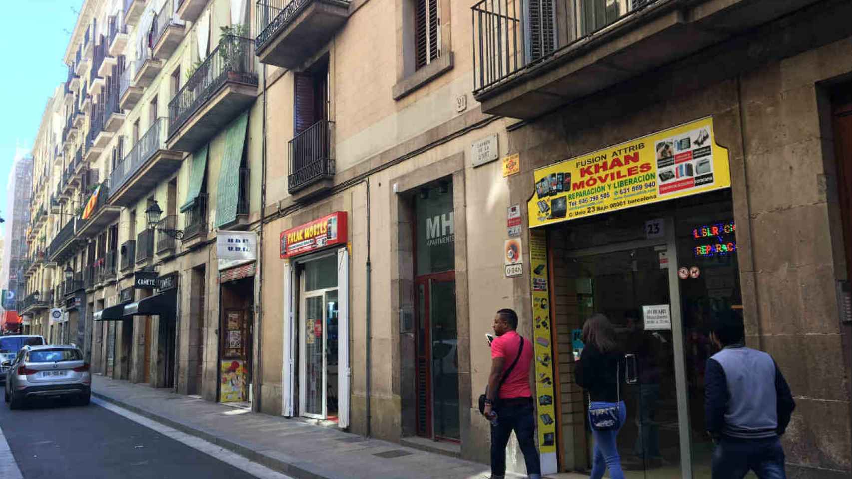 En algunas calles del Raval, el ruido impide el descanso de los vecinos / CR