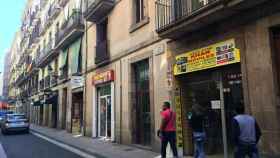 En algunas calles del Raval, el ruido impide el descanso de los vecinos / CR