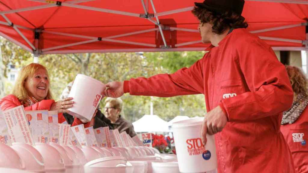 Aigües lleva a cabo campañas de concienciación sobre las toallitas húmedas