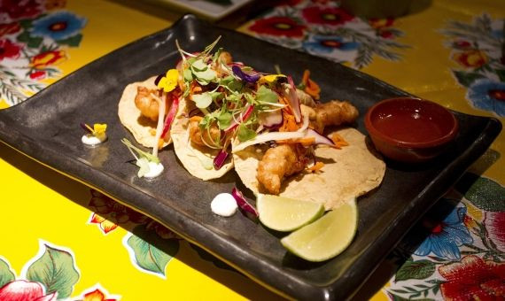 Los tacos de pescado de El Arrayán elaborados en el Banker's Bar / HUGO FERNÁNDEZ