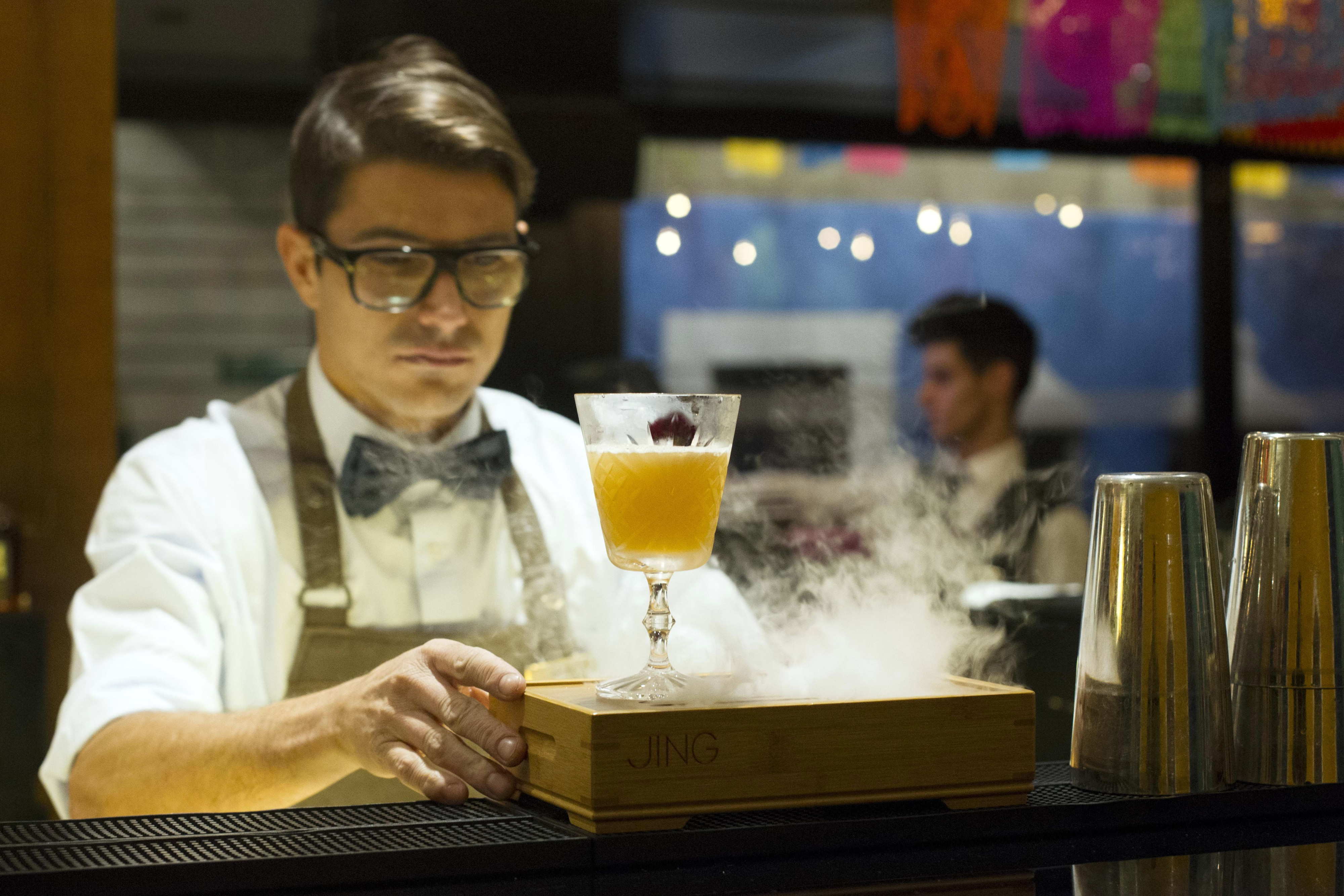 Un camarero del Banker's Bar prepara un típico cóctel mexicano de El Arrayán / HUGO FERNÁNDEZ