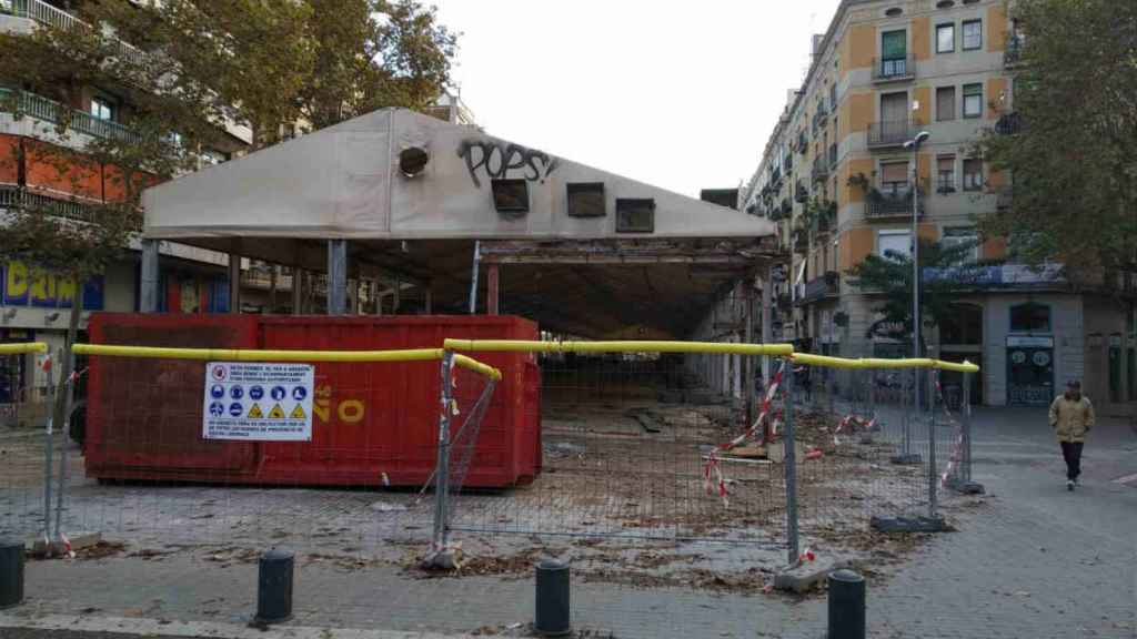 Las carpas provisionales del mercado de Sant Antoni ya están casi desmontadas / JS