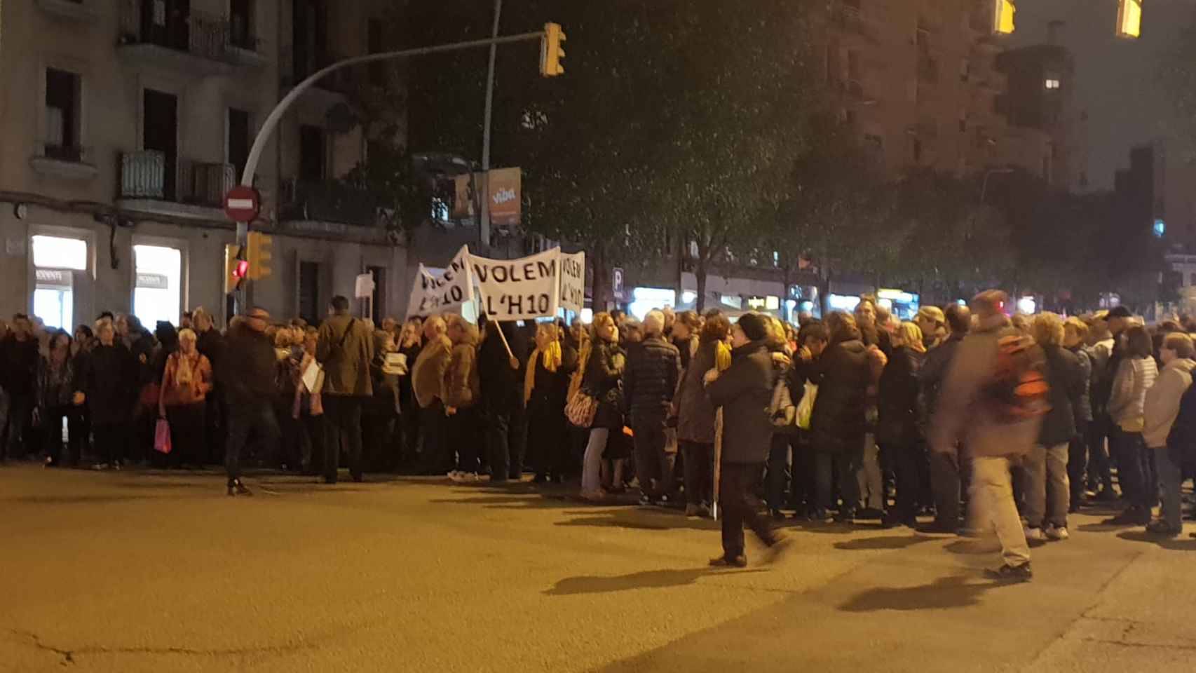 Vecinos cortando la avenida Madrid