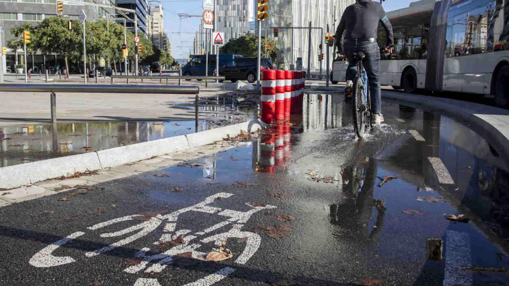 Un carril-bici que se ha llenado de agua en Sant Martí / HUGO FERNANDEZ