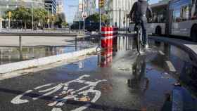 Un carril-bici que se ha llenado de agua en Sant Martí / HUGO FERNANDEZ