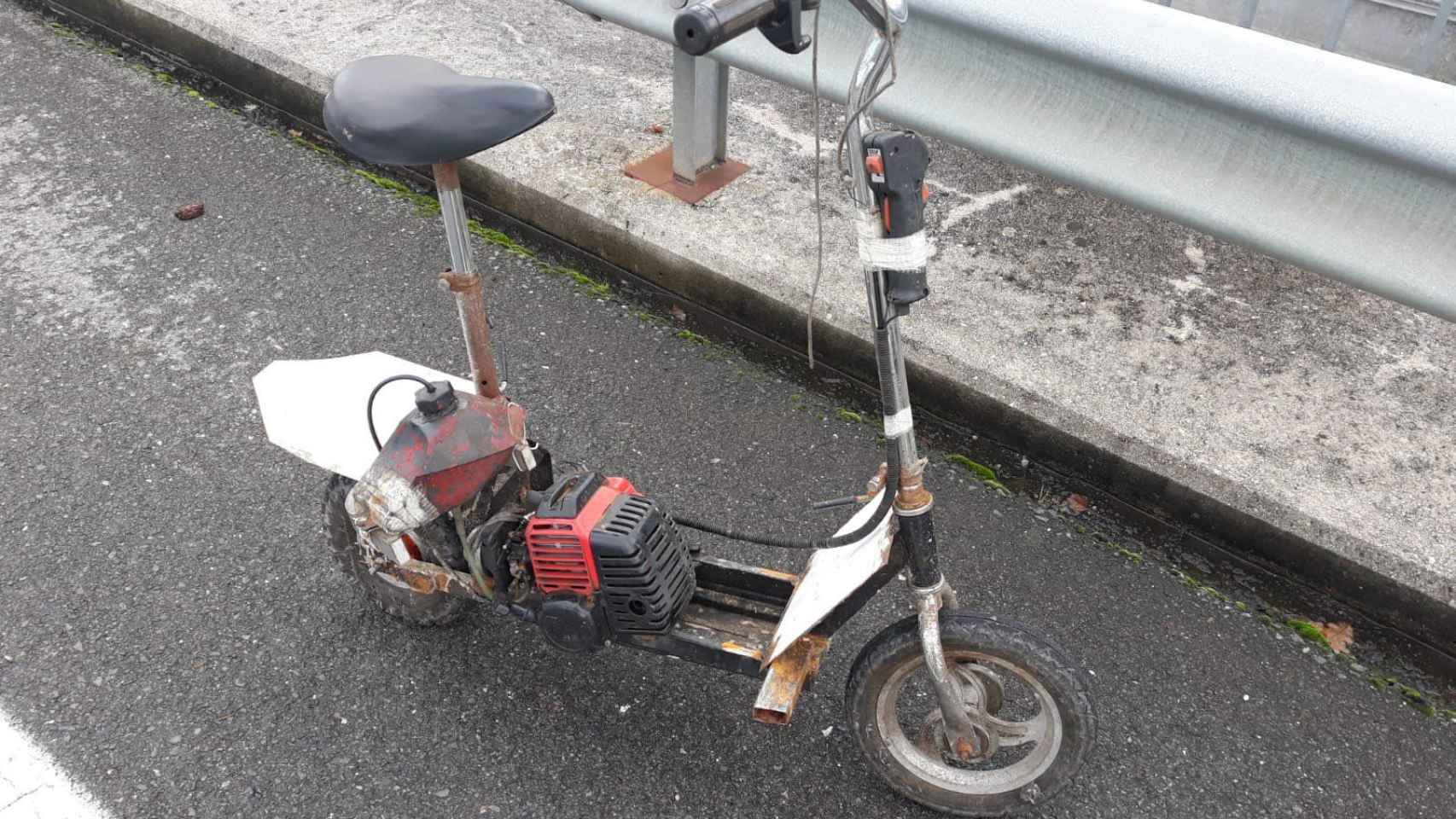 El patinete improvisado que conducía el detenido / DGT