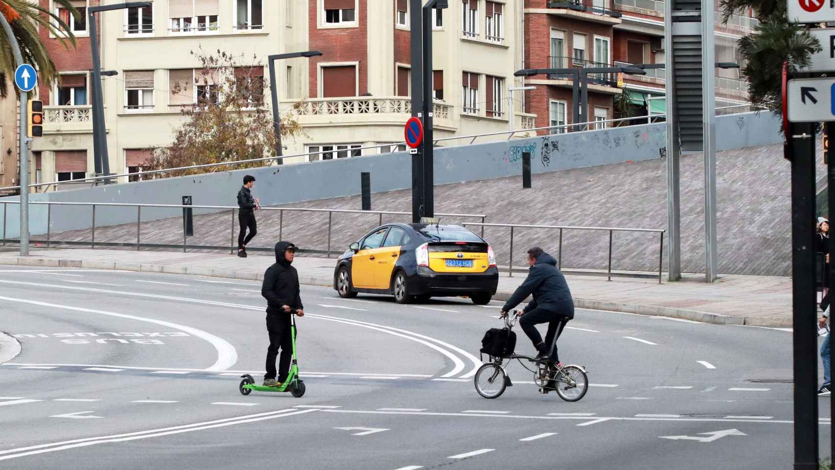 Patinetes y bicicletas se cruzan en la zona de Lesseps / HUGO FERNÁNDEZ