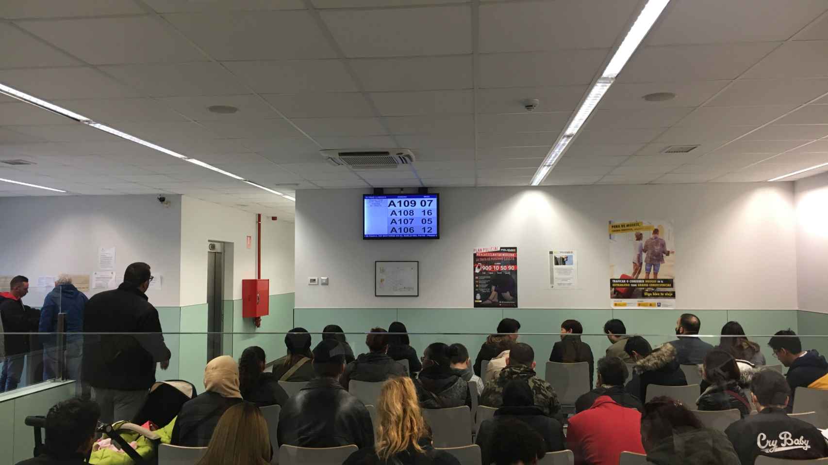 Una sala de la Comisaría de Extranjería de Barcelona, con una multitud de gente esperando para ser atendida / PM