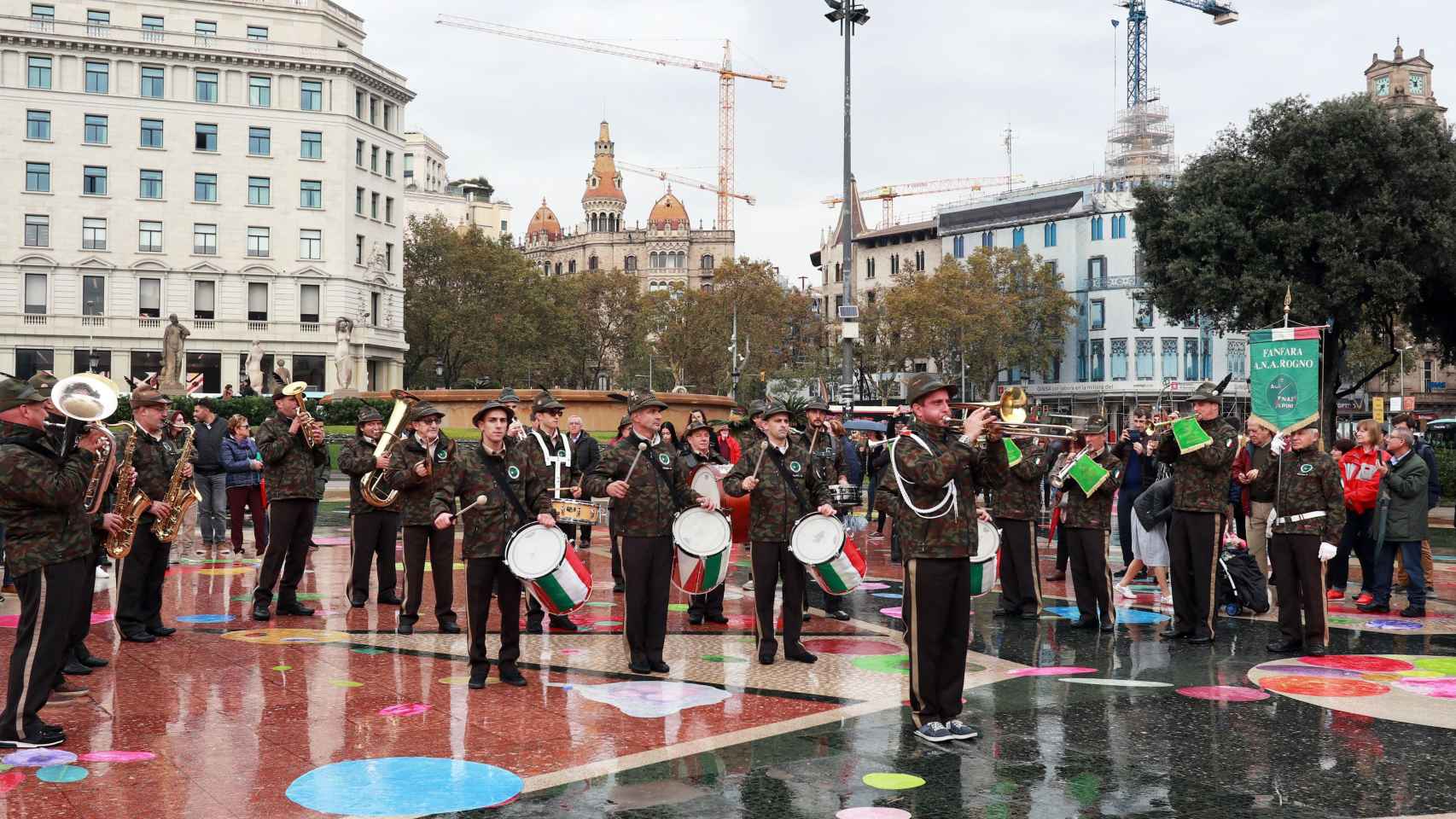 La banda italiana de Bérgamo haciendo su show en plaza Catalunya / HUGO FERNÁNDEZ