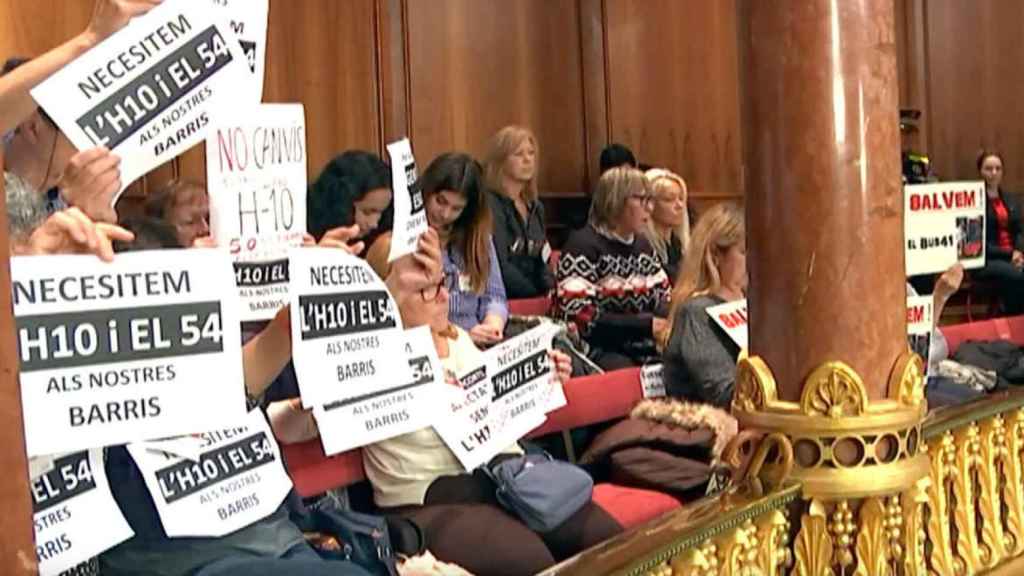 Los vecinos protestan en el pleno por los cambios en líneas de autobuses / @PDeCATBCN