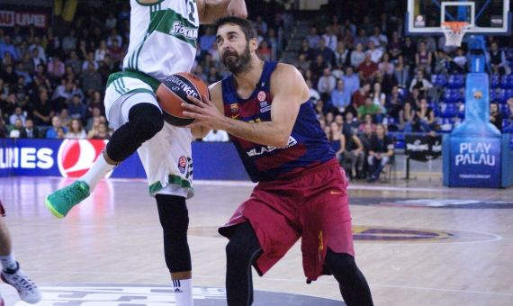 Navarro penetra ante la defensa de Panathinaikos / LAURA GUERRERO/DIARIO FOTOFINISH