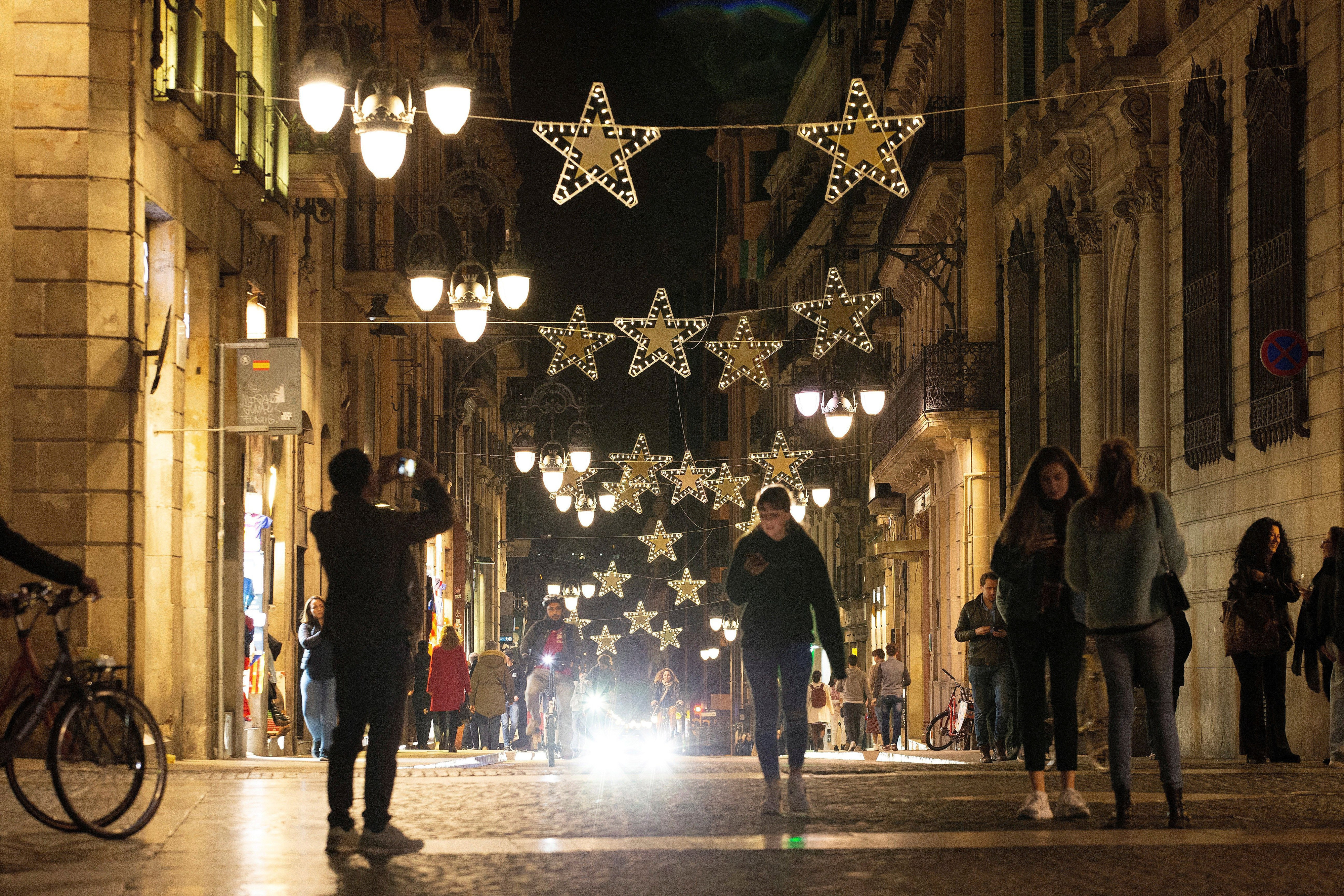 Las luces de Navidad se encienden en Barcelona / EFE
