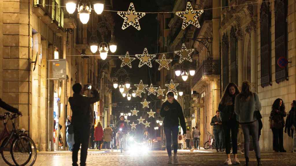 Las luces de Navidad se encienden en Barcelona / EFE