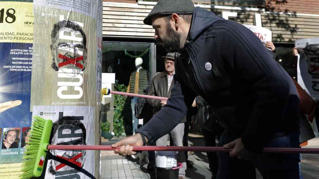 Òmnium Cultural pega carteles en Barcelona / EFE