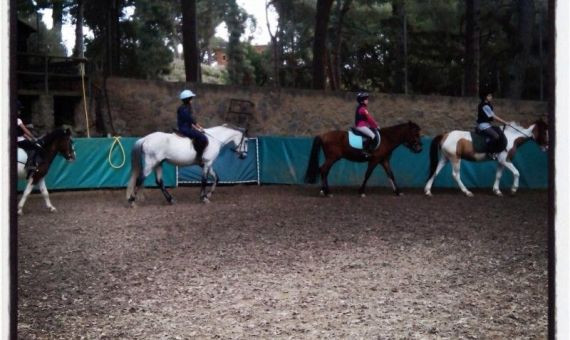 Un grupo de niños pasean con unos ponis en el Poni Club Barcelona del parque de la Oreneta / FACEBOOK PONI CLUB BARCELONA