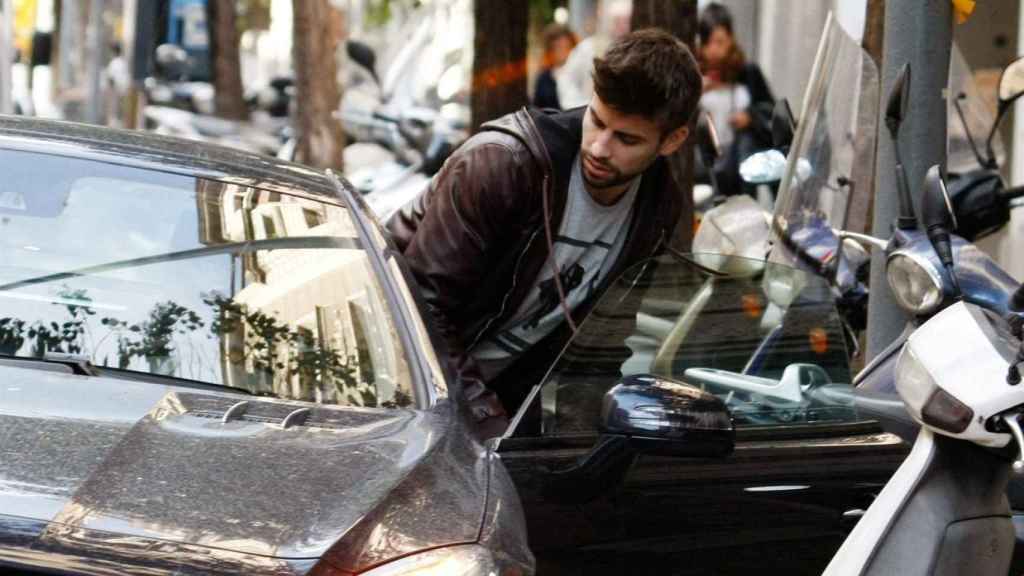 Gerard Piqué subiéndose a un coche / EUROPA PRESS