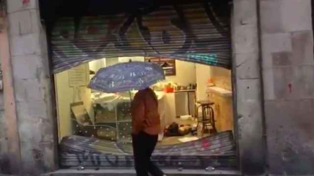 La persiana del comercio ha quedado completamente destrozada / @raval_net