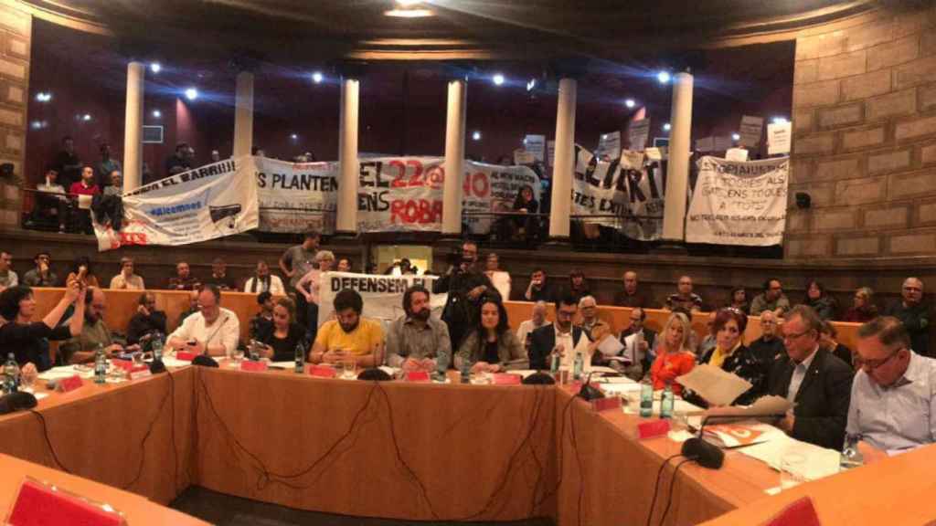 La sala de plenos se ha llenado de pancartas contra el gobierno del distrito