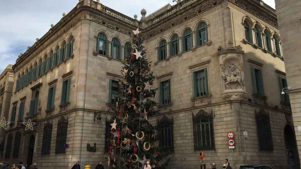 El árbol de Navidad en la plaza Sant Jaume / CARLOS RUFAS