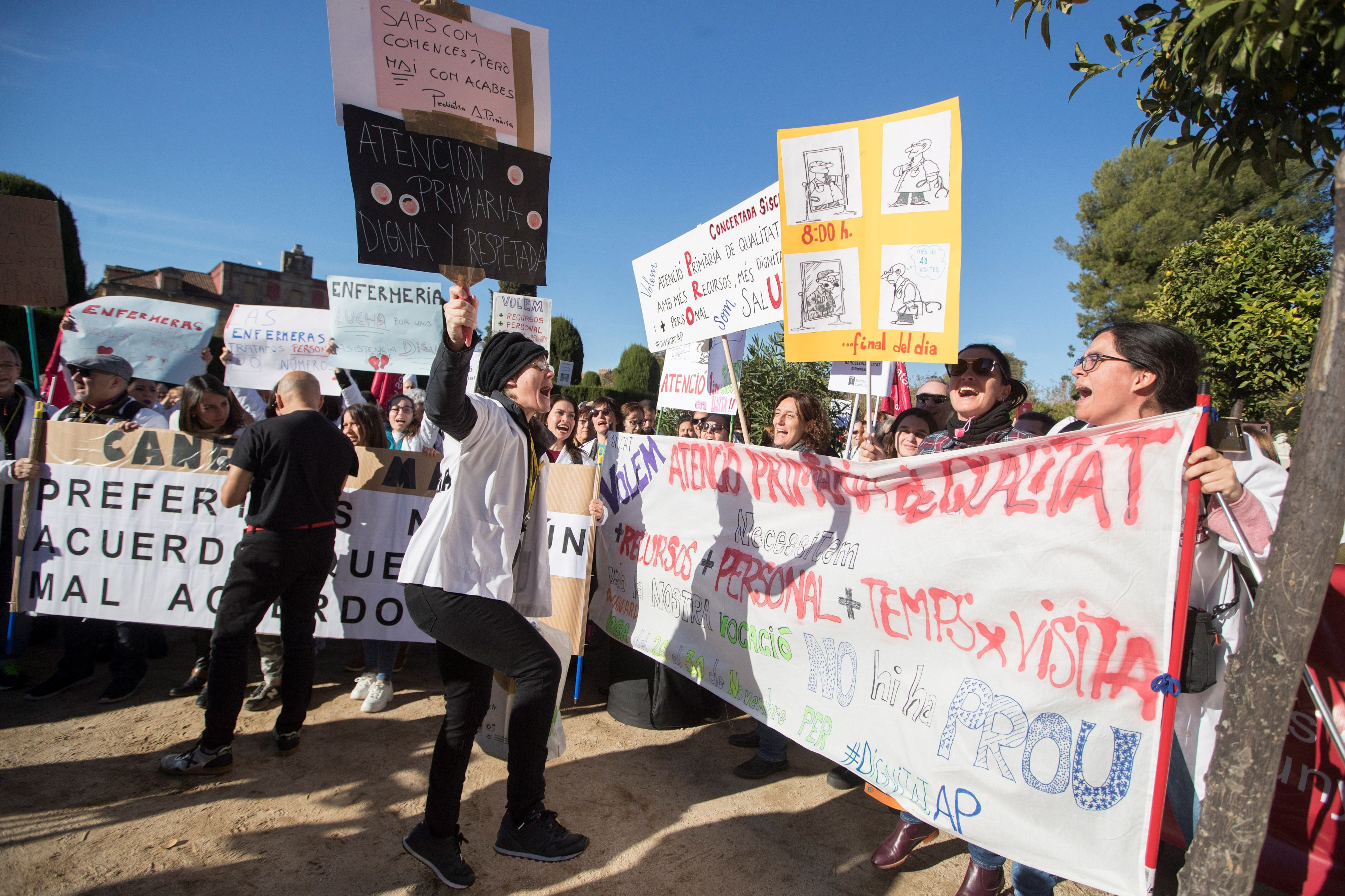 Los médicos, manifestándose durante la tercera jornada de la huelga / EFE