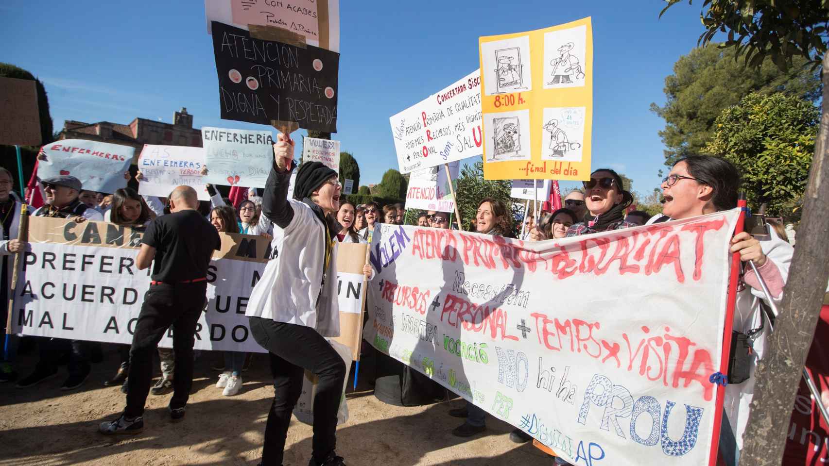 Los médicos, manifestándose durante la tercera jornada de la huelga / EFE